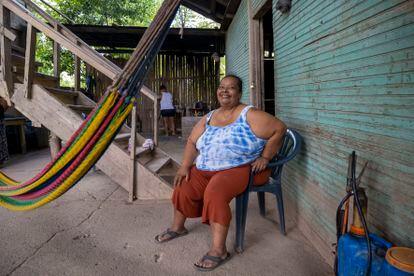 Dinora Ruiz es la presidenta del patronato y la representante más antigua de la comunidad, donde un total de 145 casas se perdieron bajo el barro. En el tejado de su vivienda salvaron la vida decenas de personas durante las inundaciones de los huracanes Eta e Iota.  