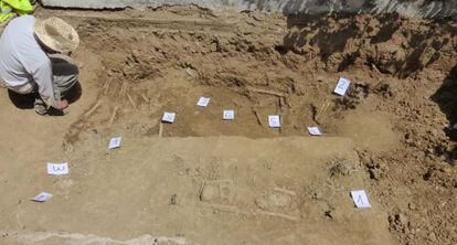 Imagen de la excavación con los restos enumerados en El Madroño.