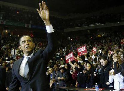 El senador y candidato demócrata Barack Obama sabe cómo conectar con las personas a las que habla.