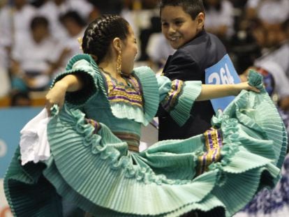 Pareja de niños baila durante el concurso de marinera que se celebra todos los años en Trujillo.