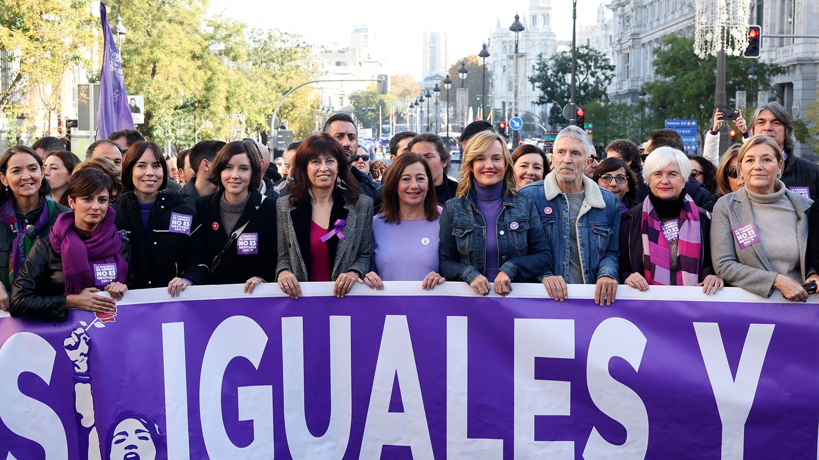 Desde la izquierda, la exministra de Industria, Reyes Maroto; la ministra de Vivienda, Isabel Rodríguez; la ministra de Ciencia y Universidades, Diana Morant; la secretaria de Igualdad del PSOE, Andrea Fernández; la ministra de Igualdad, Ana Redondo; la presidenta del Congreso, Francina Armengol; la ministra de Educación y Deportes y portavoz del Gobierno, Pilar Alegría; y el ministro del Interior, Fernando Grande-Marlaska, este sábado en una manifestación en Madrid por el 25-N.