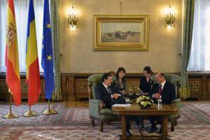 Fotografía facilitada por la Presidencia del Gobierno español del jefe del Ejecutivo, Mariano Rajoy (i), durante la reunión que ha mantenido con el presidente de Rumanía, Trian Basescu, hoy en el Palacio Cotroceni de Bucarest, como parte de la visita oficial que Rajoy realiza a Rumanía.