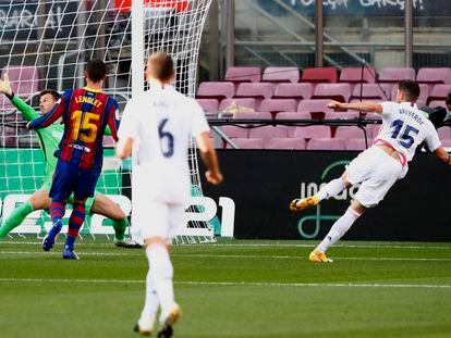Fede Valverde marca el 0-1 a Neto en el Camp Nou.