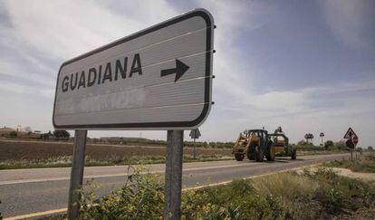 Cartel que da entrada al municipio de Guadiana del Caudillo.