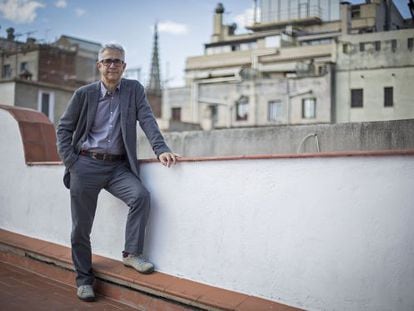 Josep Maria Montaner en una terrassa de Ciutat Vella a Barcelona. 