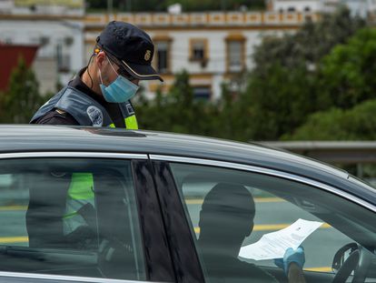 Un agente de la Policía Nacional durante un dispositivo de control de tráfico en la salida de Sevilla a Huelva para evitar desplazamientos innecesarios con motivo del puente de mayo.