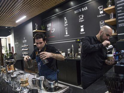 Empleados preparan café en el Work/Cafe del Banco Santander Chile en Santiago.
