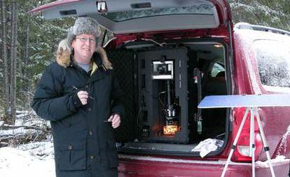 El físico Kenneth Libbrecht, experto en fotografiar cristales de nieve, con su equipo de trabajo.
