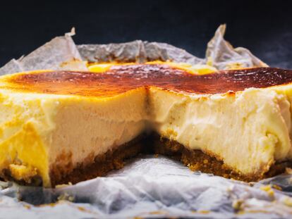 Una buena tarta de queso es firme en los bordes y más cremosa y suave hacia el centro.