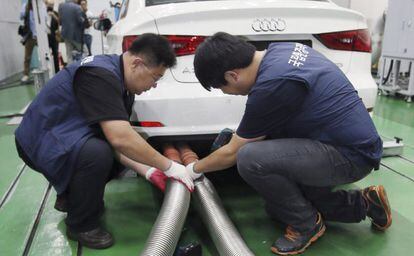 Varios inspectores del Instituto Nacional de Investigaci&oacute;n Medioambiental realizan un test de emisiones en un coche de la firma Audi en Incheon, al oeste de Se&uacute;l (Corea del Sur).