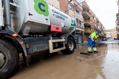 Un operario de la empresa de limpiezas de Cartagena retira el barro este martes en el barrio de San Ginés.