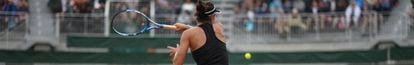 Muguruza devuelve la pelota durante su primer partido en París.