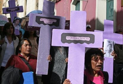 Mujeres activistas marchan en La Paz (Bolivia).