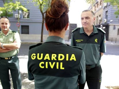Pilar Villacorta, de espaldas, junto a otros miembros de la Asociación Unificada de Guardias Civiles (AUGC).