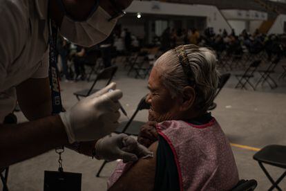 Campaña de vacunación en el Estado de México contra la covid-19 a personas de la tercera edad, en marzo del 2021.