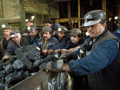 Trabajadores de la mina de carb&oacute;n de Petrila (Ruman&iacute;a), la m&aacute;s profunda de Europa, poco antes de ser cerrada en octubre.