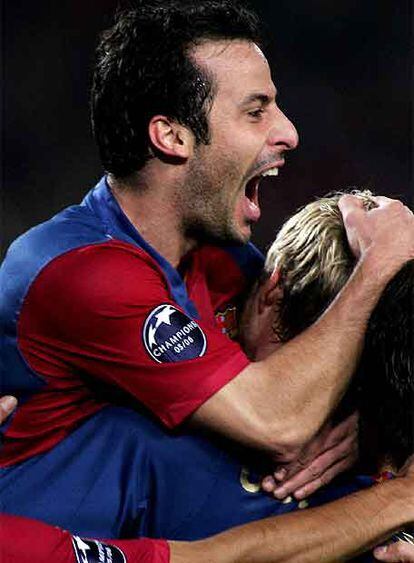 Giuly abraza a Gudjohnsen.