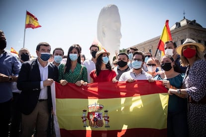 El portavoz nacional de Ciudadanos, Edmundo Bal; la vicealcaldesa de Madrid, Begoña Villacís, y la líder del partido, Inés Arrimadas, posan con una bandera de España, en la concentración del pasado domingo contra la concesión de los indultos a los presos del 'procés', en la Plaza de Colón. 