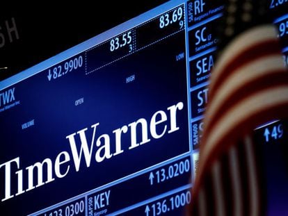 Logotipo de Time Warner en las pantallas del New York Stock Exchange.