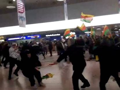Viajeros turcos y manifestantes kurdos se enfrentan en una batalla campal en el aeropuerto de Hannover.