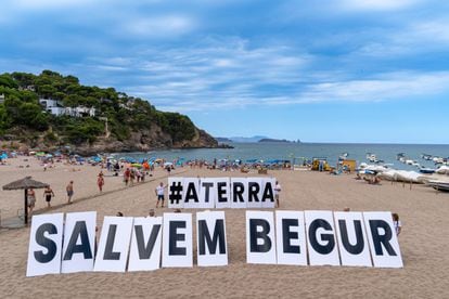La plataforma ecologista 'Sos Costa Brava' protesta contra la urbanización salvaje del litoral de Girona, el pasado 30 de julio. 