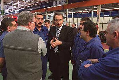 Zapatero, con trabajadores de Iveco-Pegaso durante su visita ayer a la fábrica en Madrid.