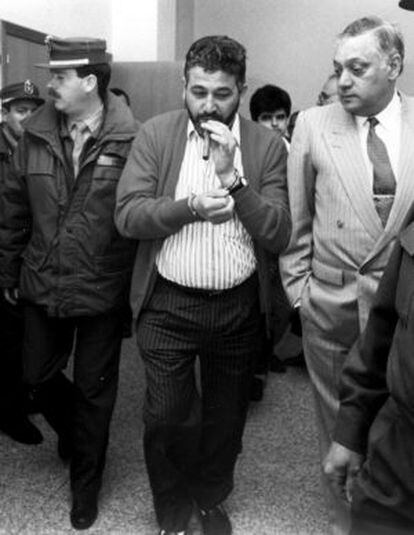 A la derecha, Oubi&ntilde;a sale del juicio de la Operaci&oacute;n N&eacute;cora, en 1992, fumando un puro.