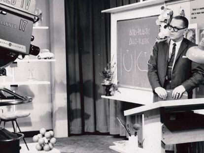 Papanek filmando el programa WNED-TV Channel en Búfalo, en 1961. 