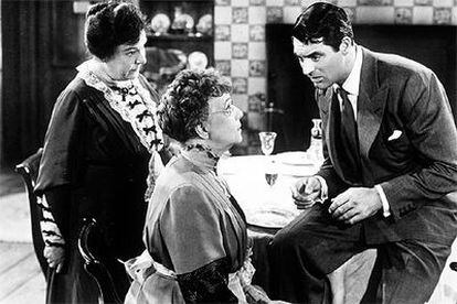 Cary Grant, junto a <i>sus tías,</i> Priscilla Lane y Josephine Hull, en una imagen de <i>Arsénico por compasión.<i>
