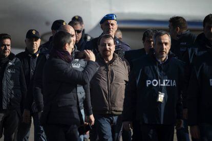 El ex terrorista de extrema izquierda, Cesare Battista, a su llegada el lunes al aeropuerto de Ciampino en Roma.