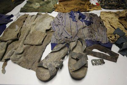 Ropa y zapatos exhumados de Ayacucho (Perú), expuestos para la identificación de los familiares de desaparecidos durante los años de mayor violencia en Perú.