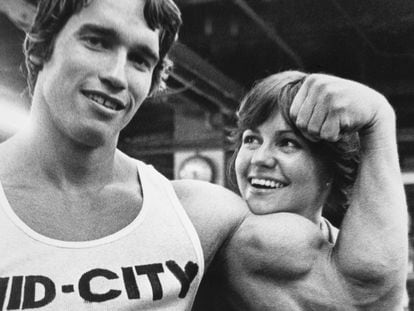 Un joven Arnold Schwarzenegger presume de músculos ante la actriz Sally Field, en una imagen tomada en 1976.