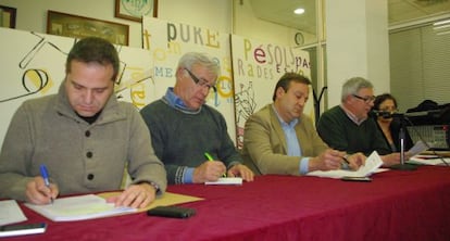 Los portavoces de la oposición Amadeu Sanchis, Joan Ribó y Vicent Sarrià en la asamblea de Aumsa.