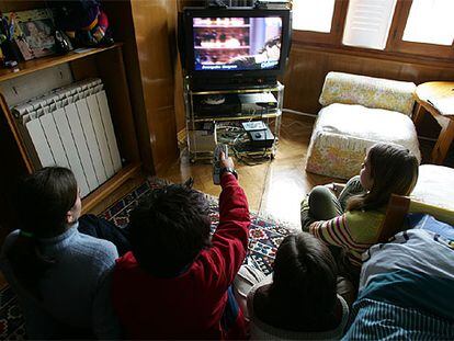 Niños viendo la televisión.