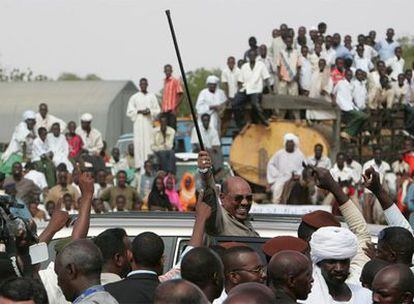 El presidente sudanés saluda a sus seguidores durante la visita por Darfur.