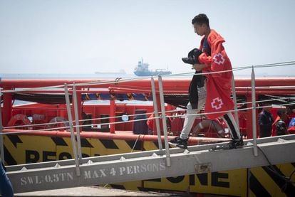 Uno de los menores migrantes no acompañados de origen marroquí desembarca en el puerto de Algeciras.
 