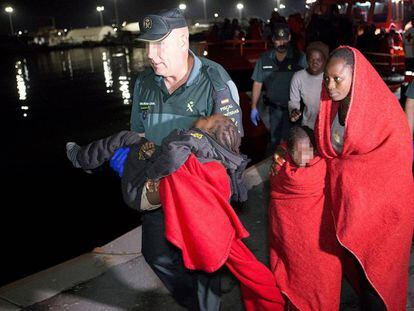 Una mujer y dos niños a su llegada a Motril tras ser rescatados de una patera cerca de la isla de Alborán.