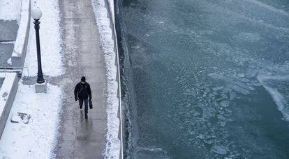 Un hombre camina junto al río Chicago, en Chicago (EE UU).