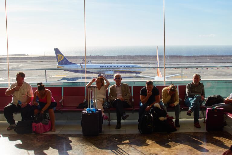 Turistas en el aeropuerto Tenerife Sur en una imagen de archivo.