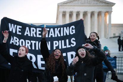 Un grupo de mujeres muestra la píldora, ante el Supremo.
