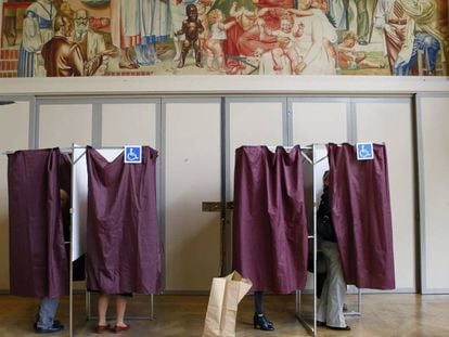 Electores franceses votan en un colegio de Par&iacute;s.
