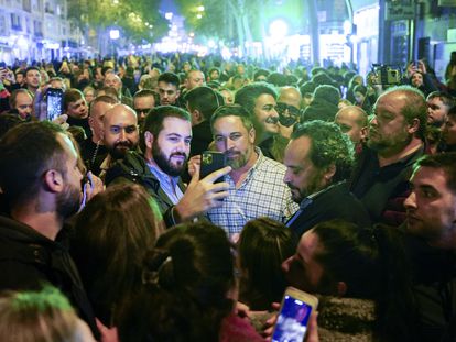 Santiago Abascal, el 15 de noviembre, en la protesta en Ferraz frente a la sede del PSOE durante el primer día del debate de investidura de Pedro Sánchez.