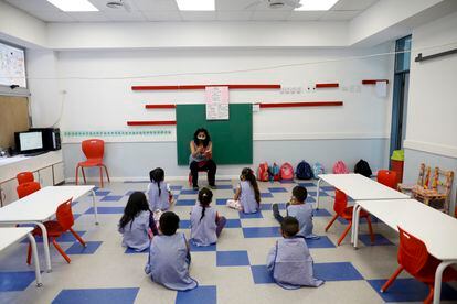 Una profesora junto a sus alumnos de cinco años en el primer día del curso escolar 2021, en Buenos Aires.
