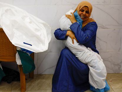 Una mujer abraza el cuerpo de un niño palestino muerto en ataques israelíes en un hospital de Jan Yunis, en el sur de la franja de Gaza, el pasado 17 de octubre.