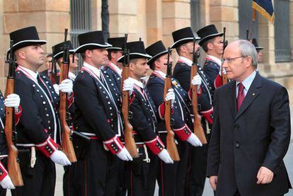 El presidente de la Generalitat, José Montilla, pasa revista antes de entrar en el parlamento catalán.