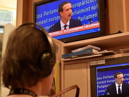 Una periodista sigue el discurso de Zuckerberg en el Parlamento Europeo.