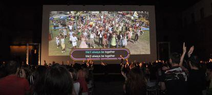 Participantes de un ‘sing-along’ cantando una canción del musical ‘Grease’.