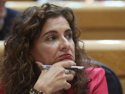 La ministra de Hacienda, María Jesús Montero, en el pleno del Senado. 