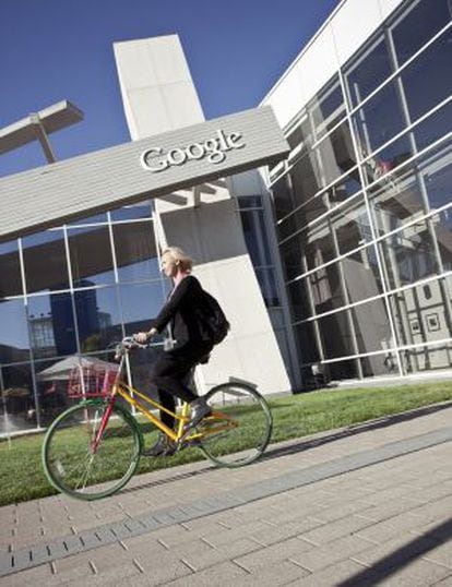 Una mujer pasa en bicicleta con los colores de la empresa delante de la sede de Google en Monuntain View, en Silicon Valley, California (Estados Unidos).