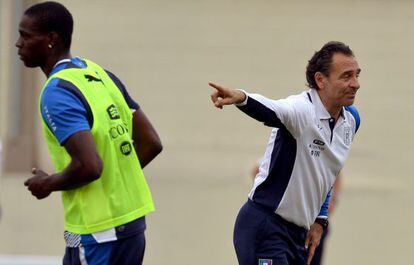 Prandelli, a la derecha, dirige a Balotelli, en un entrenamiento en R&iacute;o. 